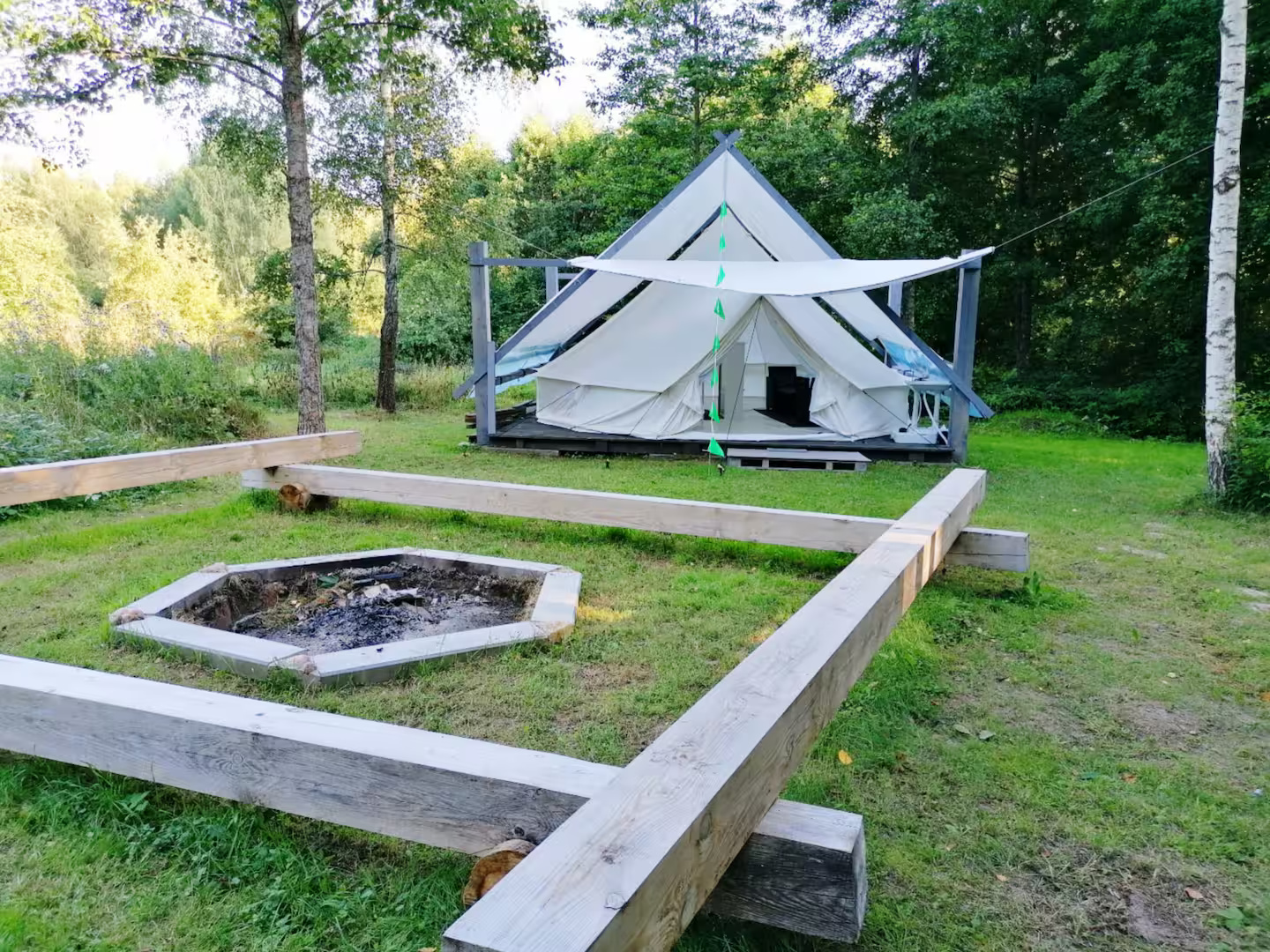 Glampingo klubas „Bučeliškė“ Swan